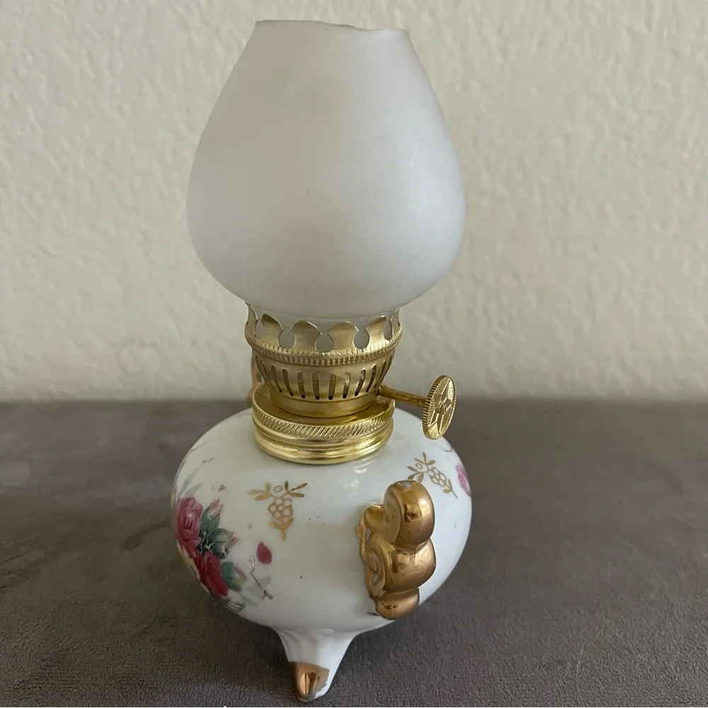 Vintage Japan porcelain kerosene table lamp